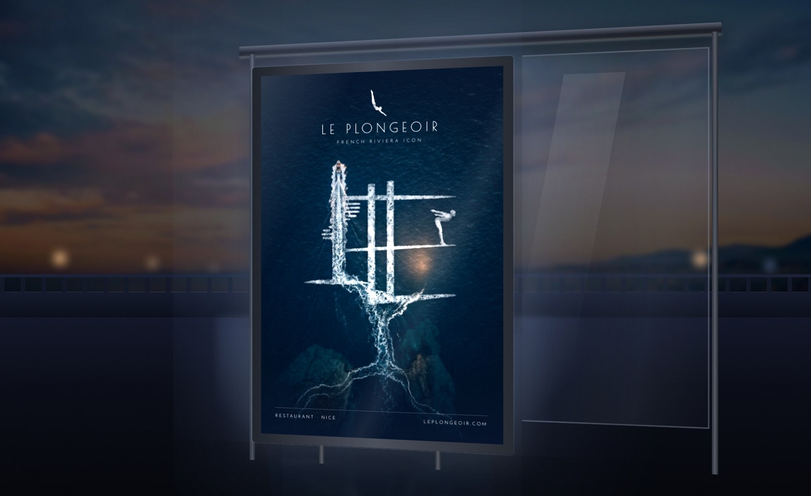 Affiche Le Plongeoir éclairée dans un abribus, de nuit